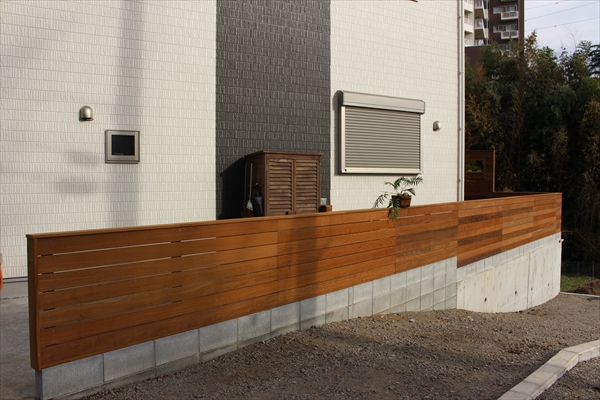 神奈川県座間市 N邸　窓のあるフェンスに囲まれたデッキガーデン