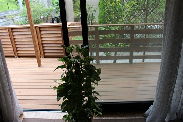 神奈川県横浜市青葉区 Ｔ邸 手造りルーバーフェンスで快適な空間を作ったガーデンデッキ